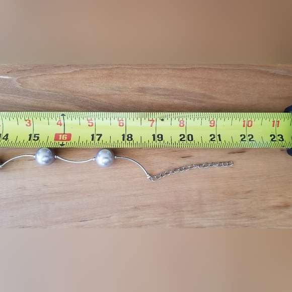 Silver faux pearls station necklace, adjustable - Picture 4 of 4